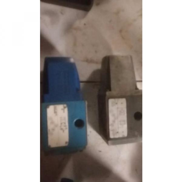 Sperry Vickers Hydraulic Directional Valve #3 image