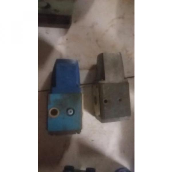 Sperry Vickers Hydraulic Directional Valve #5 image
