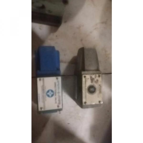 Sperry Vickers Hydraulic Directional Valve #6 image